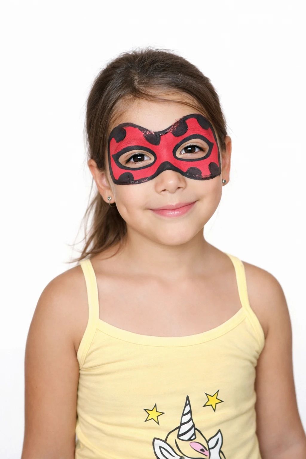 Niña con antifaz de Ladybug